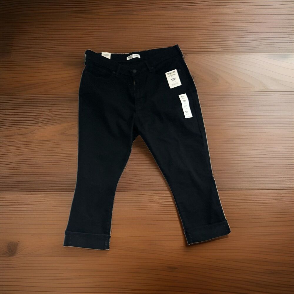 Signature by Levi Strauss & Co. Women's Black Mid-Rise Stretch Capri Pants 16
